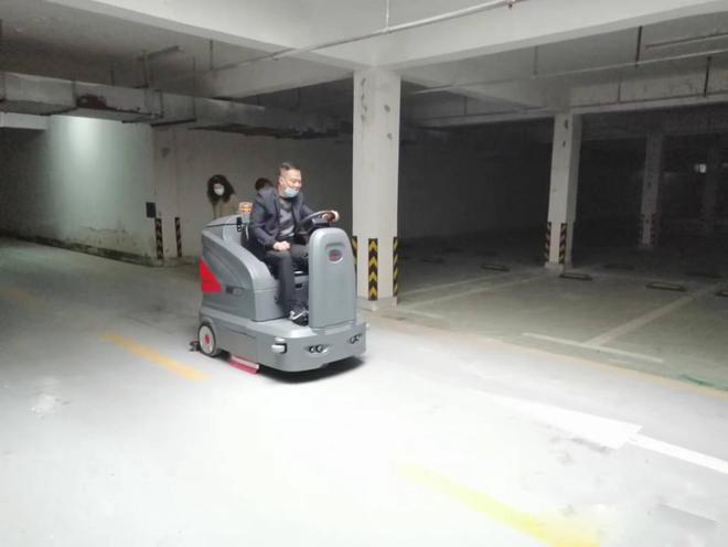 贵阳小区物业保洁不用人力改用驾驶式洗地机了